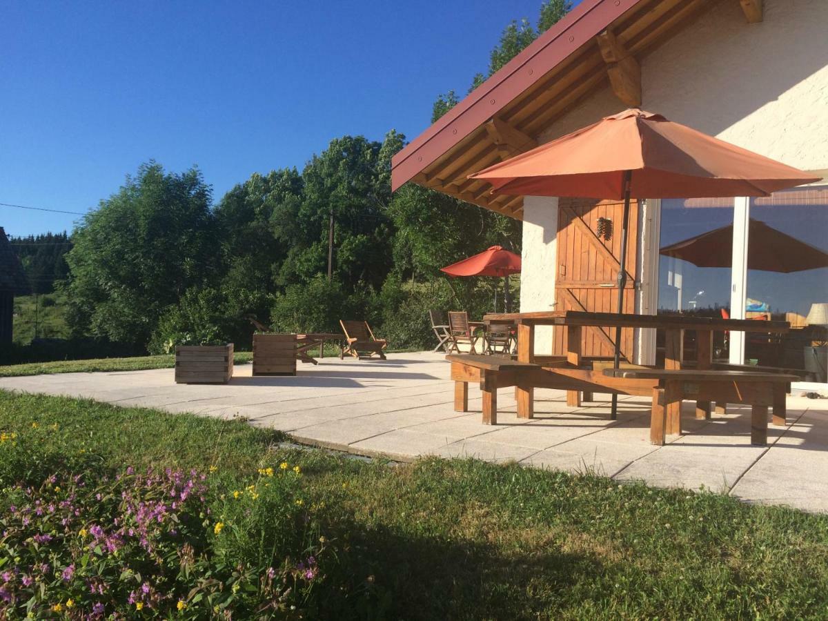 Au Charnet Bed & Breakfast Les Fourgs Exterior photo